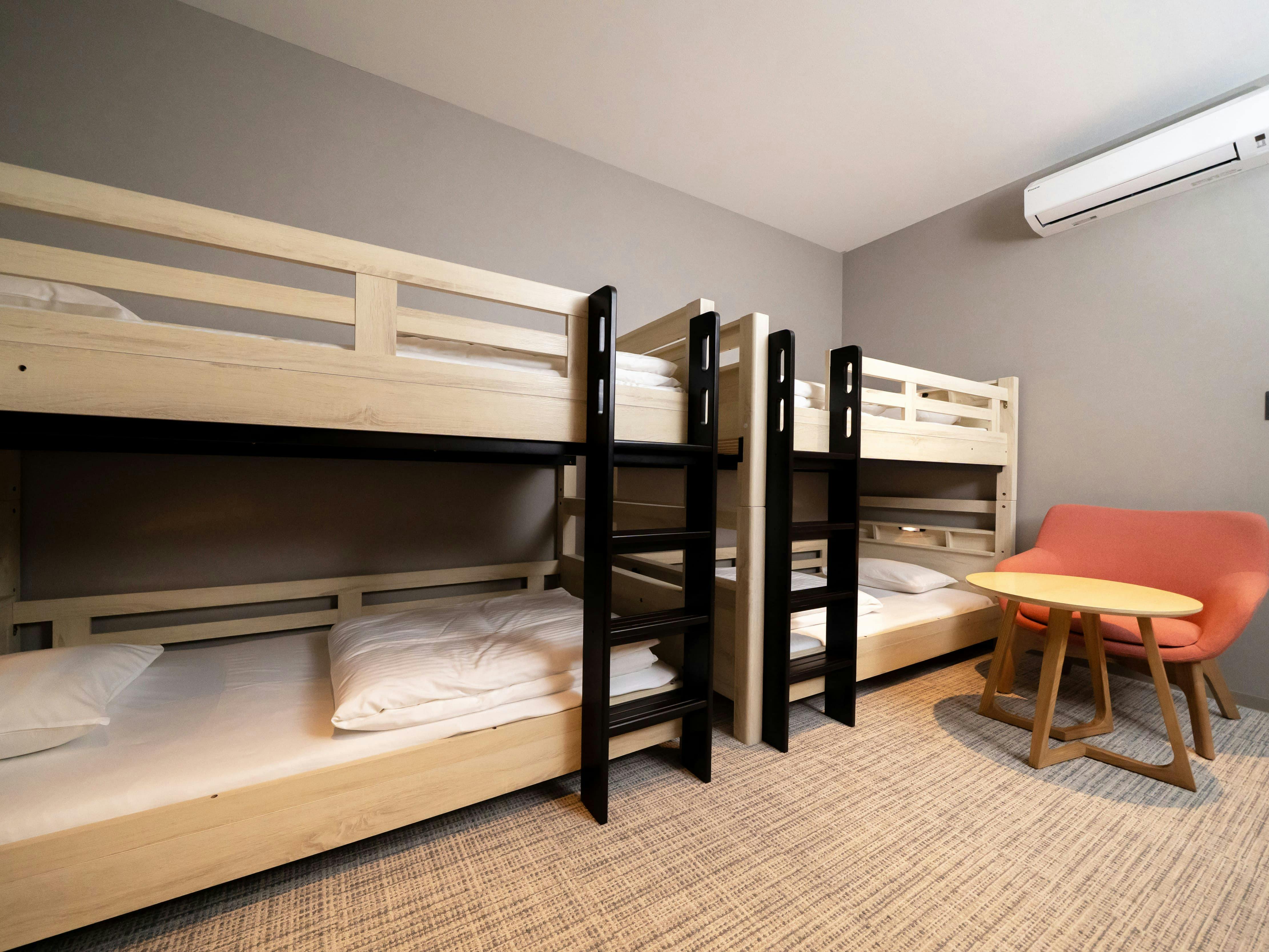 Bilik tetamu dengan katil dua tingkat (atas dan bawah)