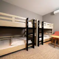 Bilik tetamu dengan katil dua tingkat (atas dan bawah)