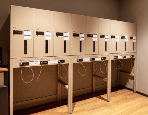 宿泊者限定のフリーロッカールーム。