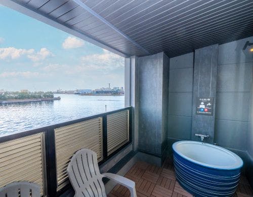 露天デッキに設置された壺湯