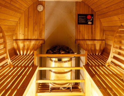 露天デッキに設置されたバレルサウナ