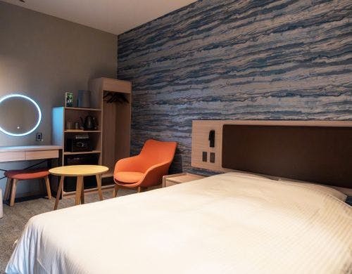 クィーンサイズベッドの落ち着いた客室