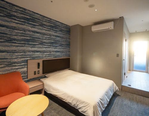 クィーンサイズベッドの落ち着いた客室