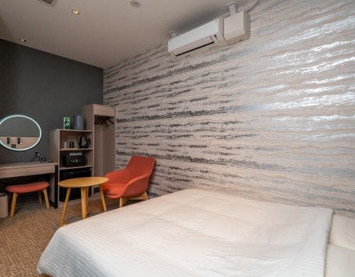 クィーンサイズベッドの落ち着いた客室