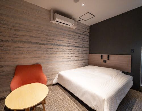 クィーンサイズベッドの落ち着いた客室