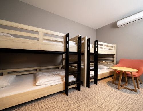 上下2段のバンクベッドを備えた客室