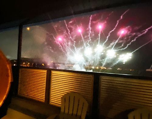 露天デッキから夜空に上がる花火/毎年8月頃