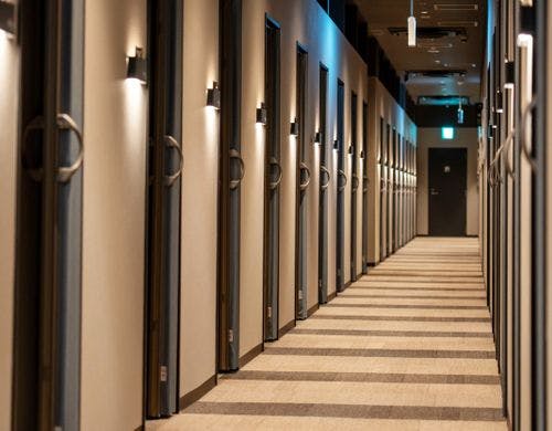 コンパクトなキャビンルーム通路