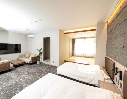 落ち着いた空間のプレミアムルーム。