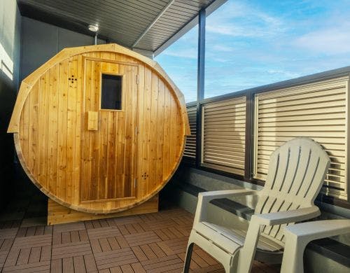露天デッキに設置されたバレルサウナ。