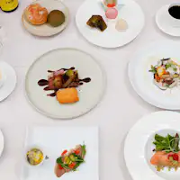 Ini adalah menu kursus The Hyakunen-so yang memungkinkan Anda menikmati bahan-bahan musiman.