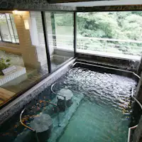 บ่อแช่เท้าแบบกึ่งเอาต์ดอร์ใกล้หุบเขา (สลับเวลาเข้าใช้ระหว่างชาย/หญิง)