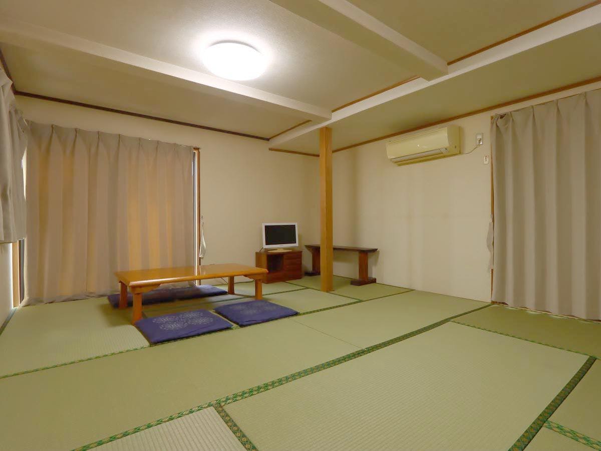 Kamar bergaya Jepang yang luas (14 tatami)