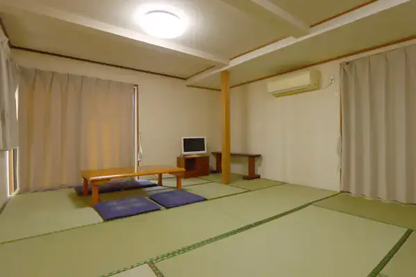 Kamar bergaya Jepang yang luas (14 tatami)