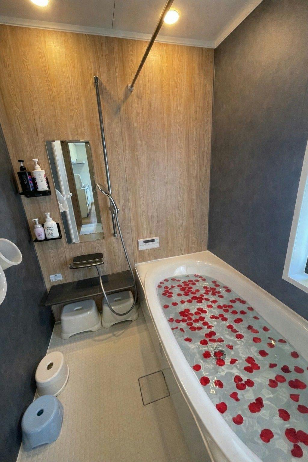 ห้องน้ำ (กลีบดอกไม้เป็นเพียงภาพประกอบ)