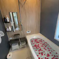 ห้องน้ำ (กลีบดอกไม้เป็นเพียงภาพประกอบ)