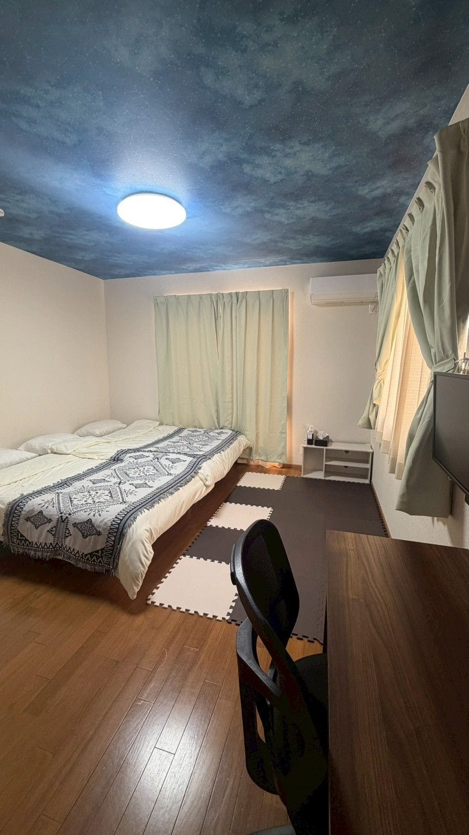 ห้องนอนชั้น 2 พร้อมพื้นที่ทำงานครบครัน