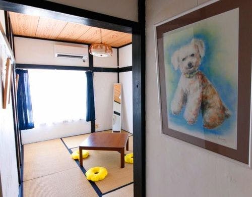 A◆漆喰の壁に犬の肖像画を楽しめます*