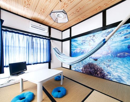 E◆壁一面に魚のアートが施されたお部屋*