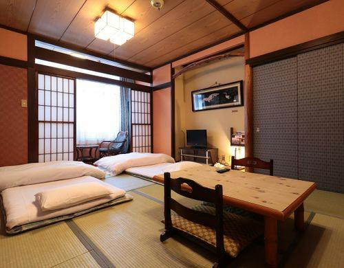 【客室】〔本館〕和室10畳（バス・トイレ）