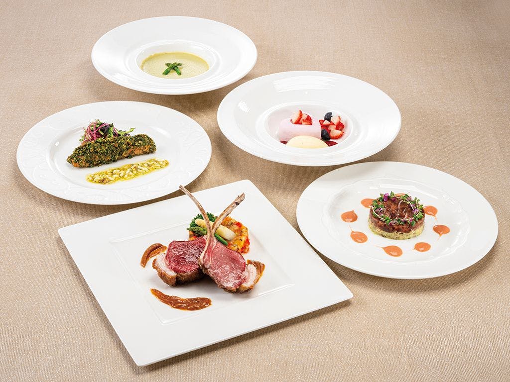 【入店时间18:00】酒店顶层享受法式全套餐方案（含两餐／可购买公园门票）