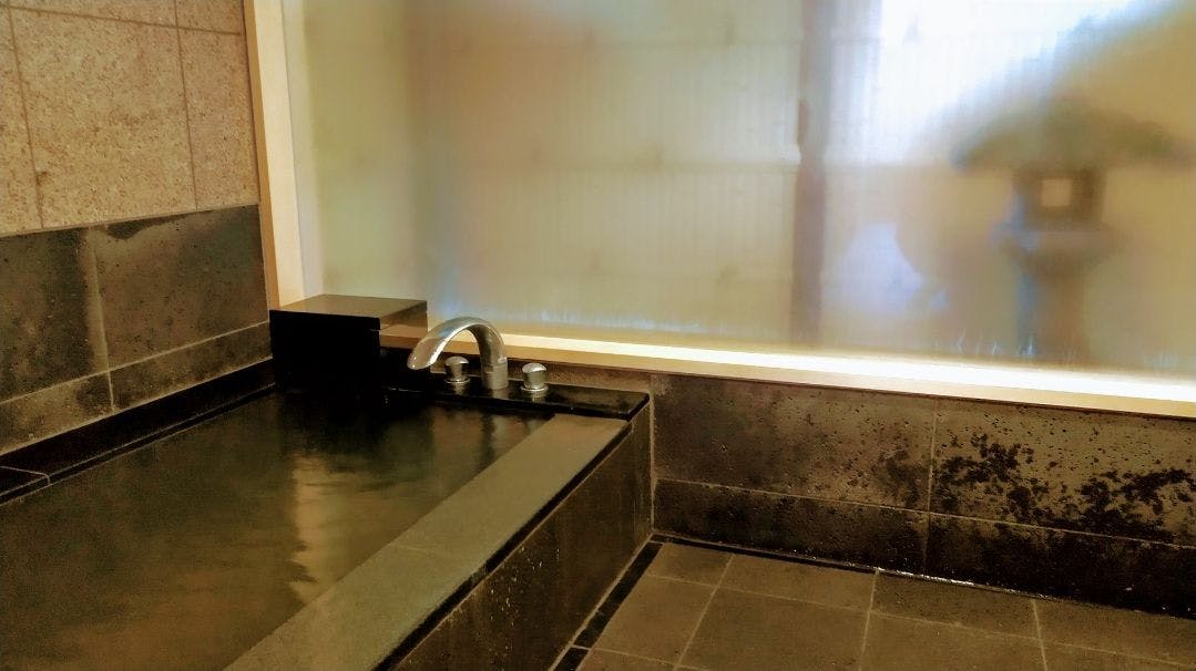 ห้องพักแบบเมซอนเน็ตพร้อมอ่างอาบน้ำในร่ม (ตัวอย่าง)