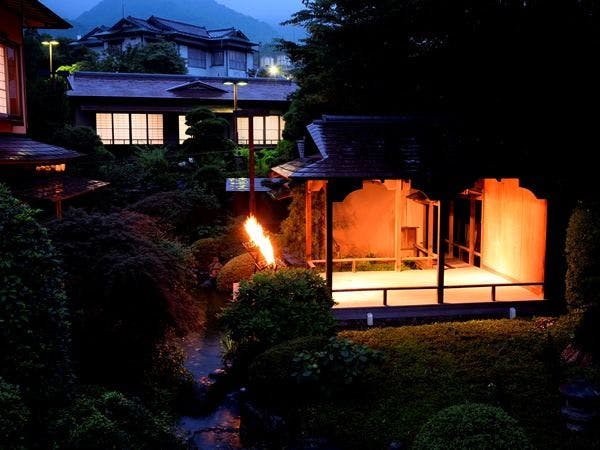 เวทีที่ส่องสว่างด้วยแสงไฟ