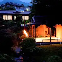 เวทีที่ส่องสว่างด้วยแสงไฟ