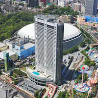 โรงแรมสูงตระหง่านตั้งอยู่ใจกลางเมือง