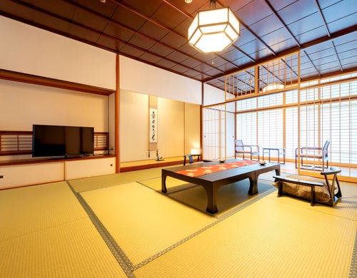 木の風合いと上質な設えが自慢のお部屋