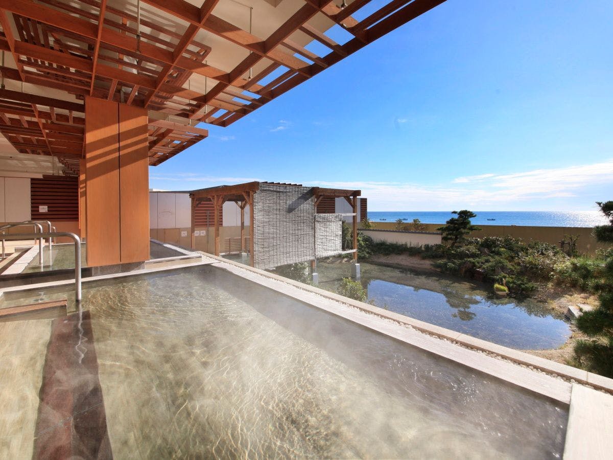 隣接の鴨川グランドホテル内、温泉大浴場