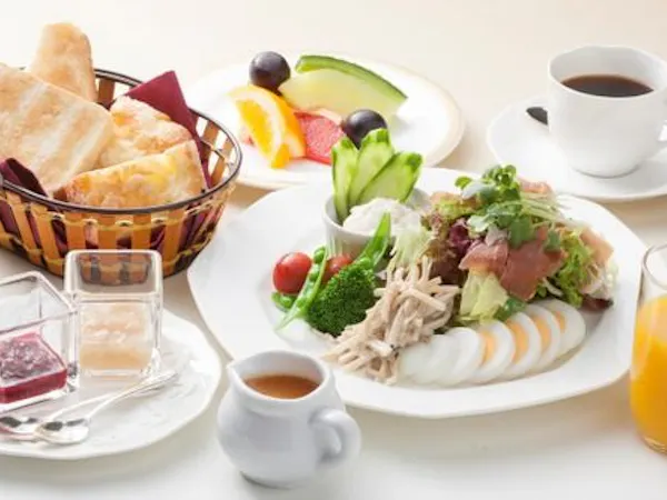 【朝食付スタンダード】「箱膳・蓋物・季節の水菓子付の和食」または「卵料理&ジュースが選べる洋食」