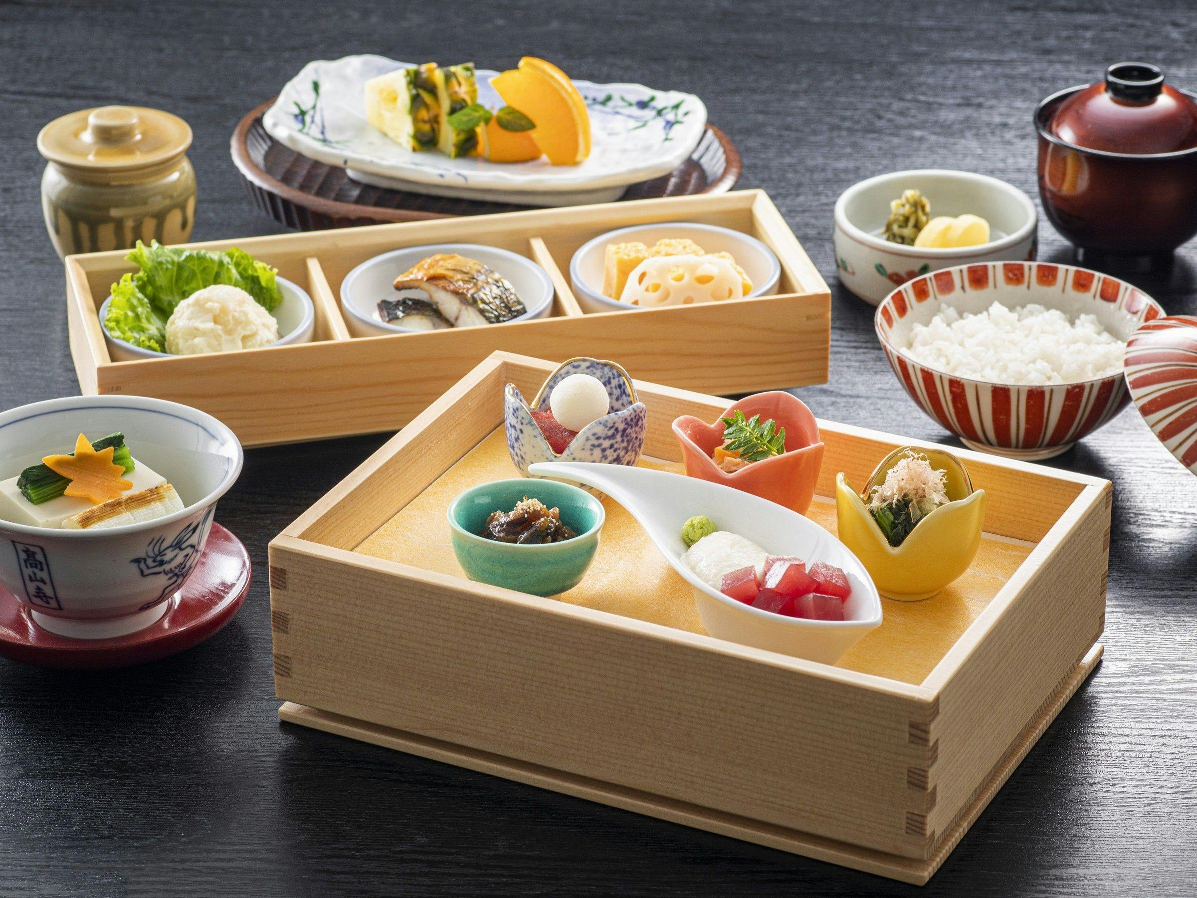 【朝食付スタンダード】「箱膳・蓋物・季節の水菓子付の和食」または「卵料理＆ジュースが選べる洋食」