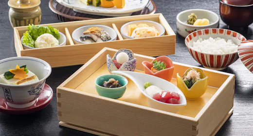 【朝食付スタンダード】「箱膳・蓋物・季節の水菓子付の和食」または「卵料理&ジュースが選べる洋食」