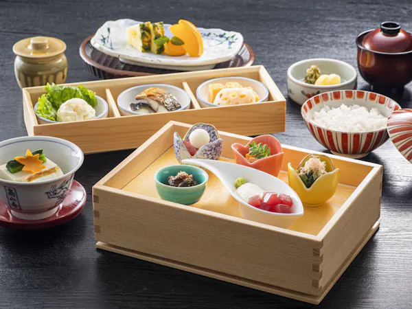 【朝食付スタンダード】「箱膳・蓋物・季節の水菓子付の和食」または「卵料理&ジュースが選べる洋食」