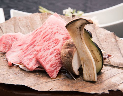 夕食　厳選和牛の朴葉焼き