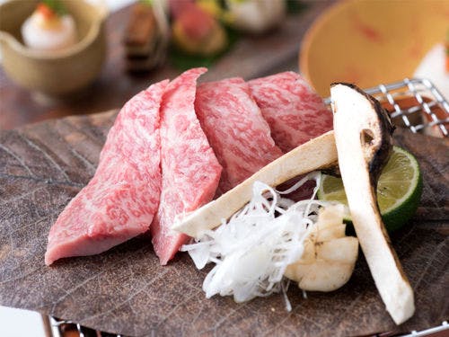 夕食　厳選和牛の朴葉焼き