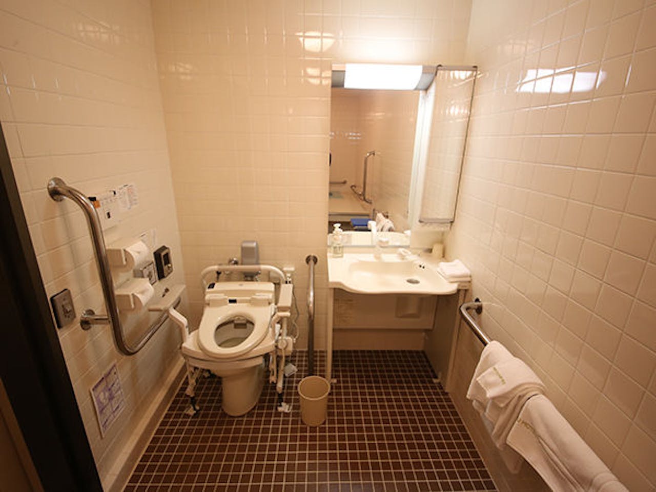 金沢東急ホテルのハンディキャッパールームのトイレと洗面所