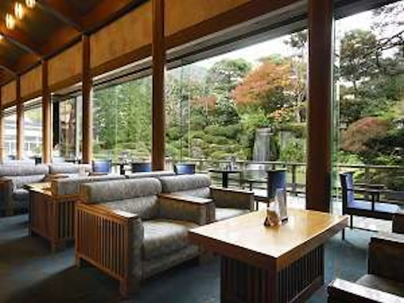 下呂温泉 水明館：庭園を望むラウンジ