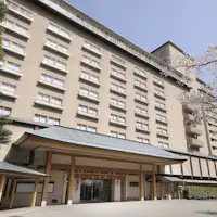 桜咲く正面玄関