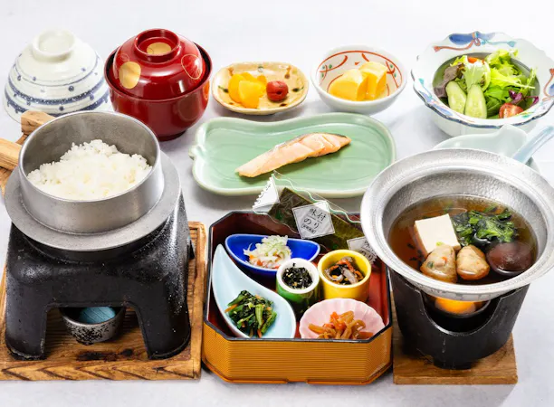 朝食和定食一例。