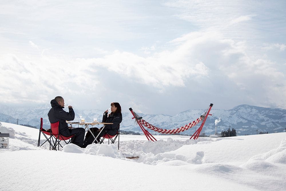 설원 위에서 스노우 피크닉