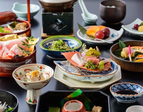 Contoh hidangan kaiseki Jepang dengan bahan musiman.