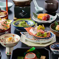 Contoh hidangan kaiseki Jepang dengan bahan musiman.