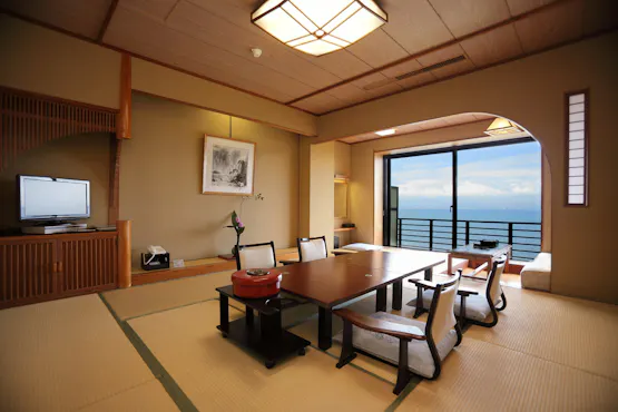 Nikmati waktu santai di kamar bergaya Jepang menghadap laut (contoh)
