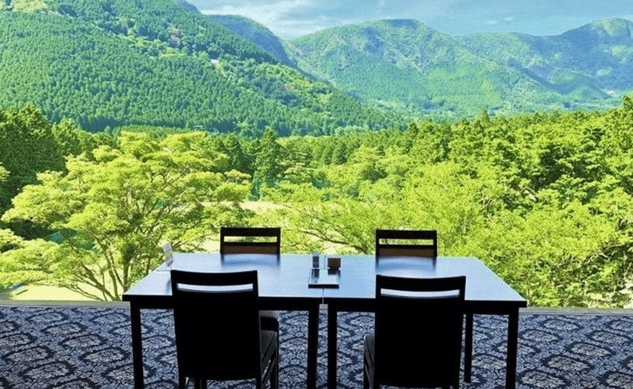 窓外に箱根外輪山の自然を望むレストラン