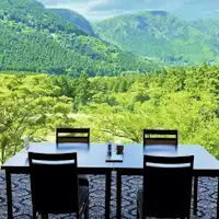 窓外に箱根外輪山の自然を望むレストラン