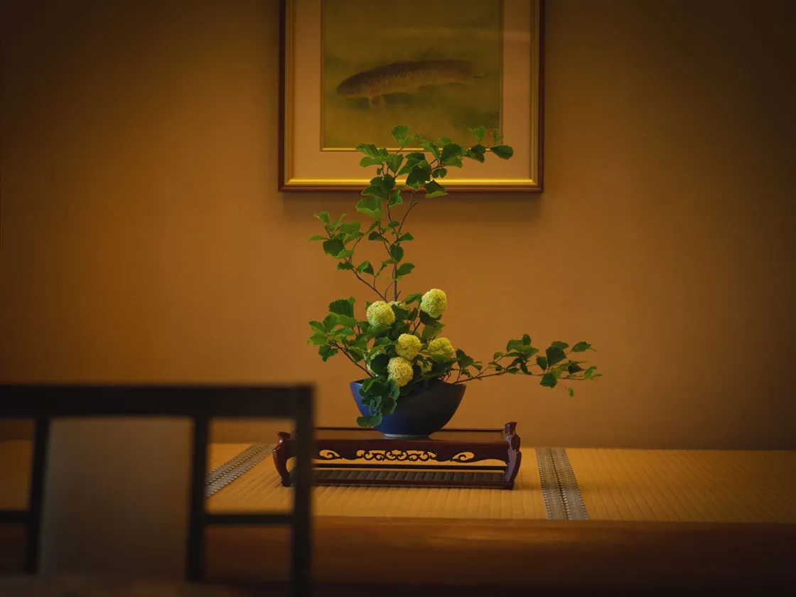 床の間には季節の活花を・・