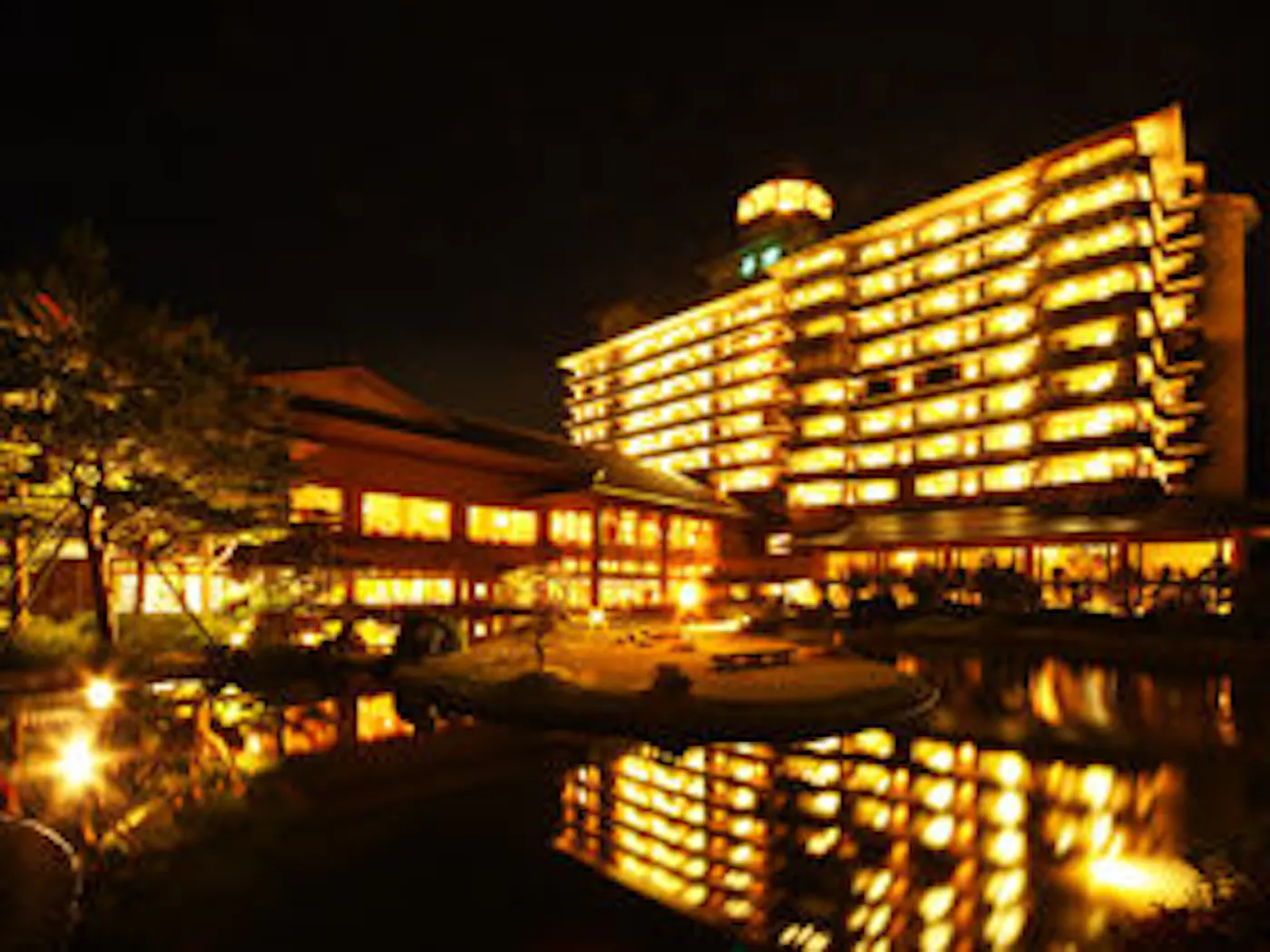 月岡温泉 白玉の湯 華鳳：夜の外観