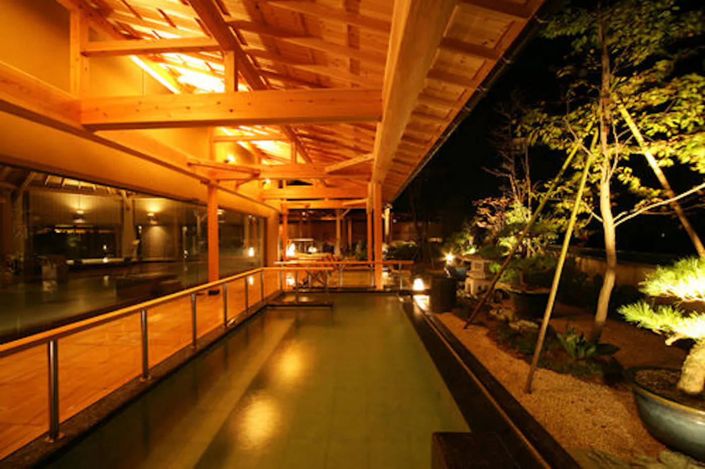 月岡温泉 白玉の湯 華鳳：夜の露天風呂